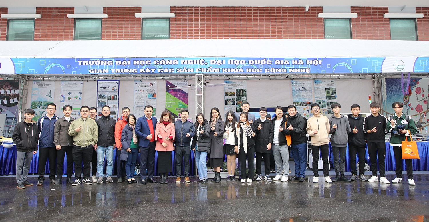 Nhiều sản phẩm tiêu biểu của Trường Đại học Công nghệ triển lãm tại Hội nghị Xúc tiến đầu tư năm 2022