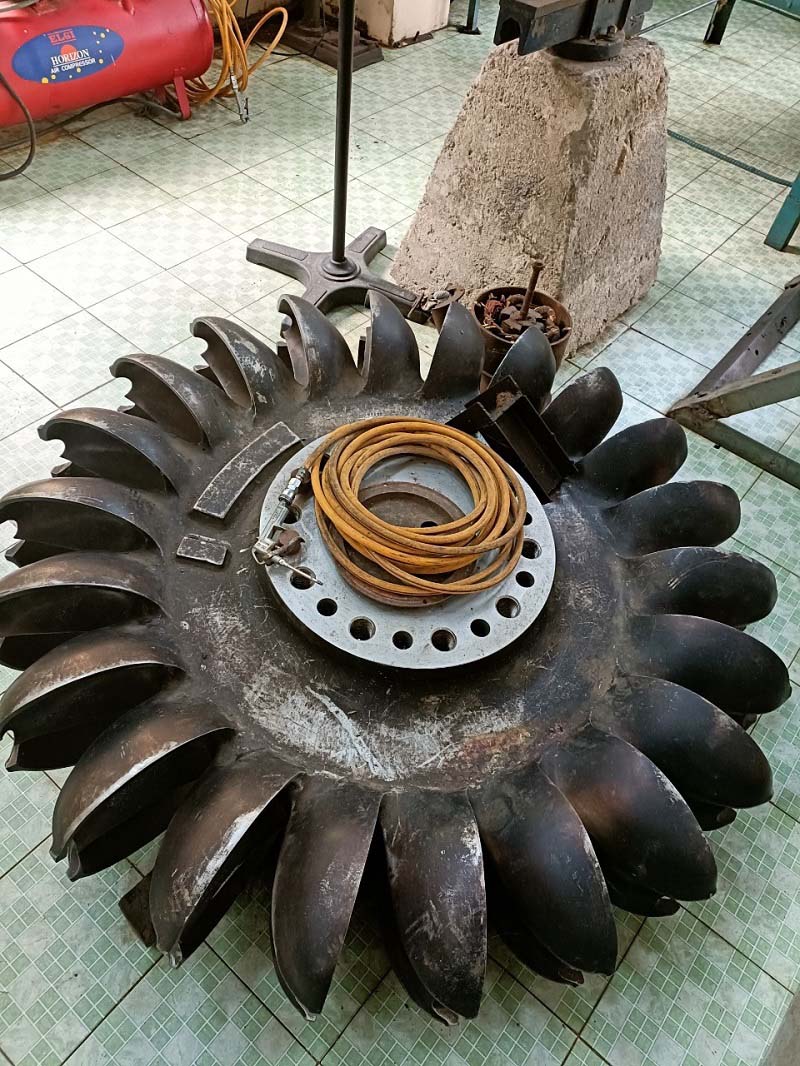 banh-xe-cong-tac-canh-gao-cua-tua-bin