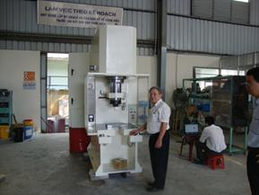 Bàn giao máy ép thủy lự 200 tấn - năm 2015