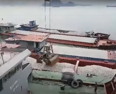 Quá trình bốc xếp từ xà lan lên tàu lớn