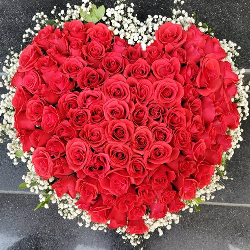 Một bó hoa hồng hình trái tim lãng mạn là một cách tuyệt vời để thể hiện tình yêu của bạn dành cho người mà bạn yêu. Hãy cùng đến với cửa hàng của chúng tôi để chọn một bó hoa hồng tinh tế và đầy ý nghĩa để tặng người mình yêu thương nhé!