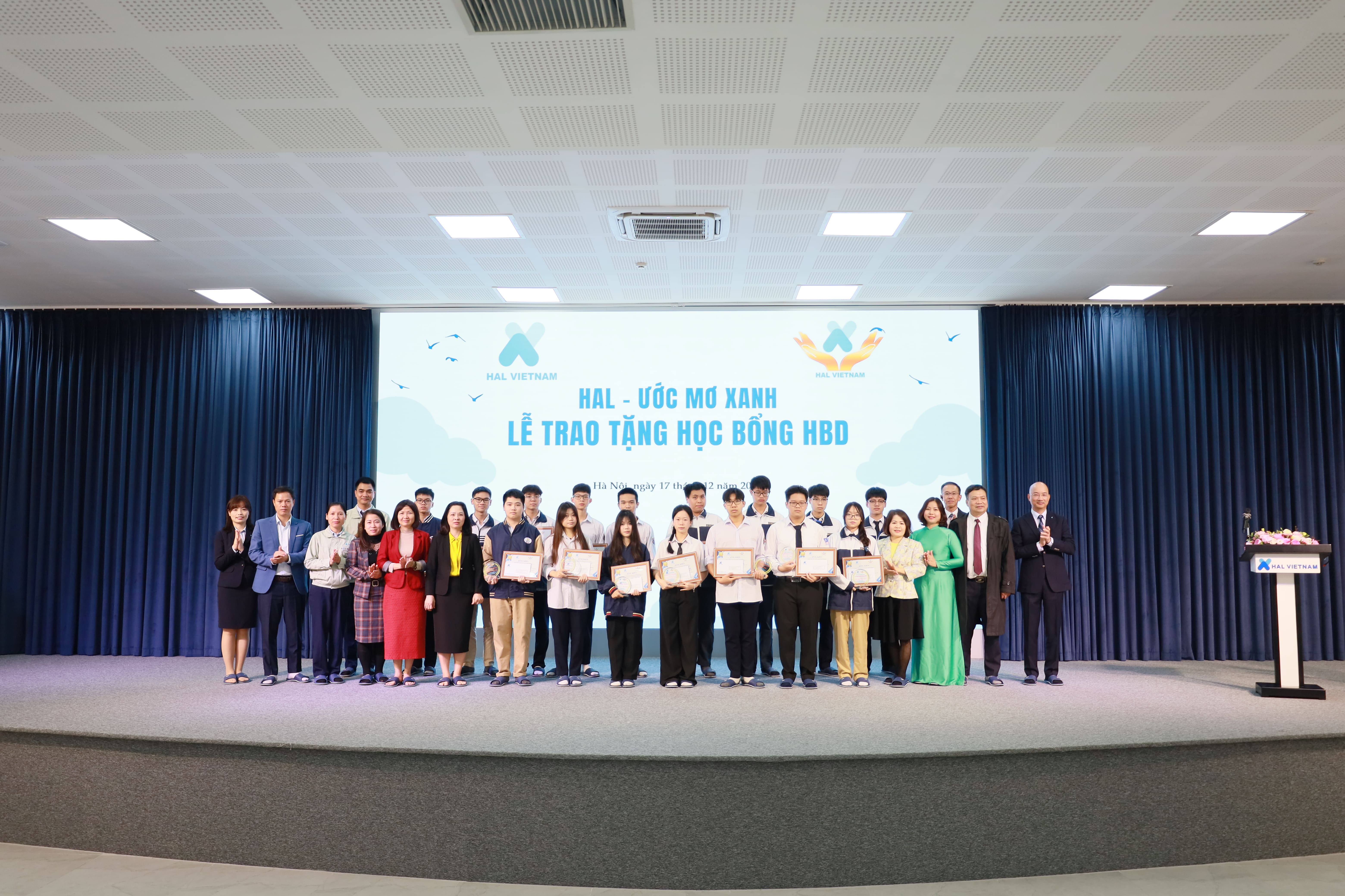 Đại diện các Trường học và Ban Giám đốc HAL Việt Nam chụp ảnh cùng các Em học sinh đạt học bổng