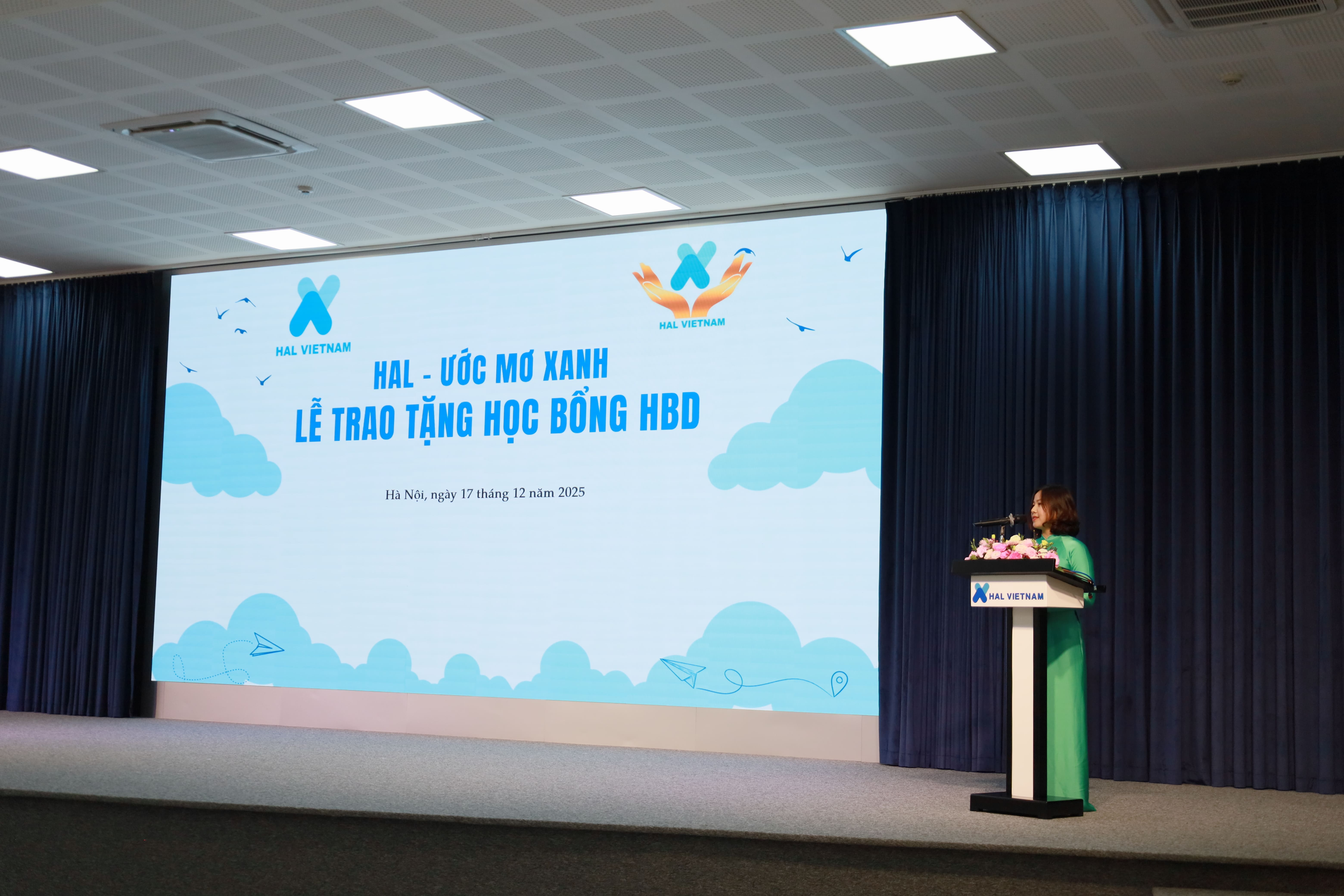 Cô Ngô Thị Lan Phương (Phó Hiệu trưởng Trường THPT Kim Anh) phát biểu