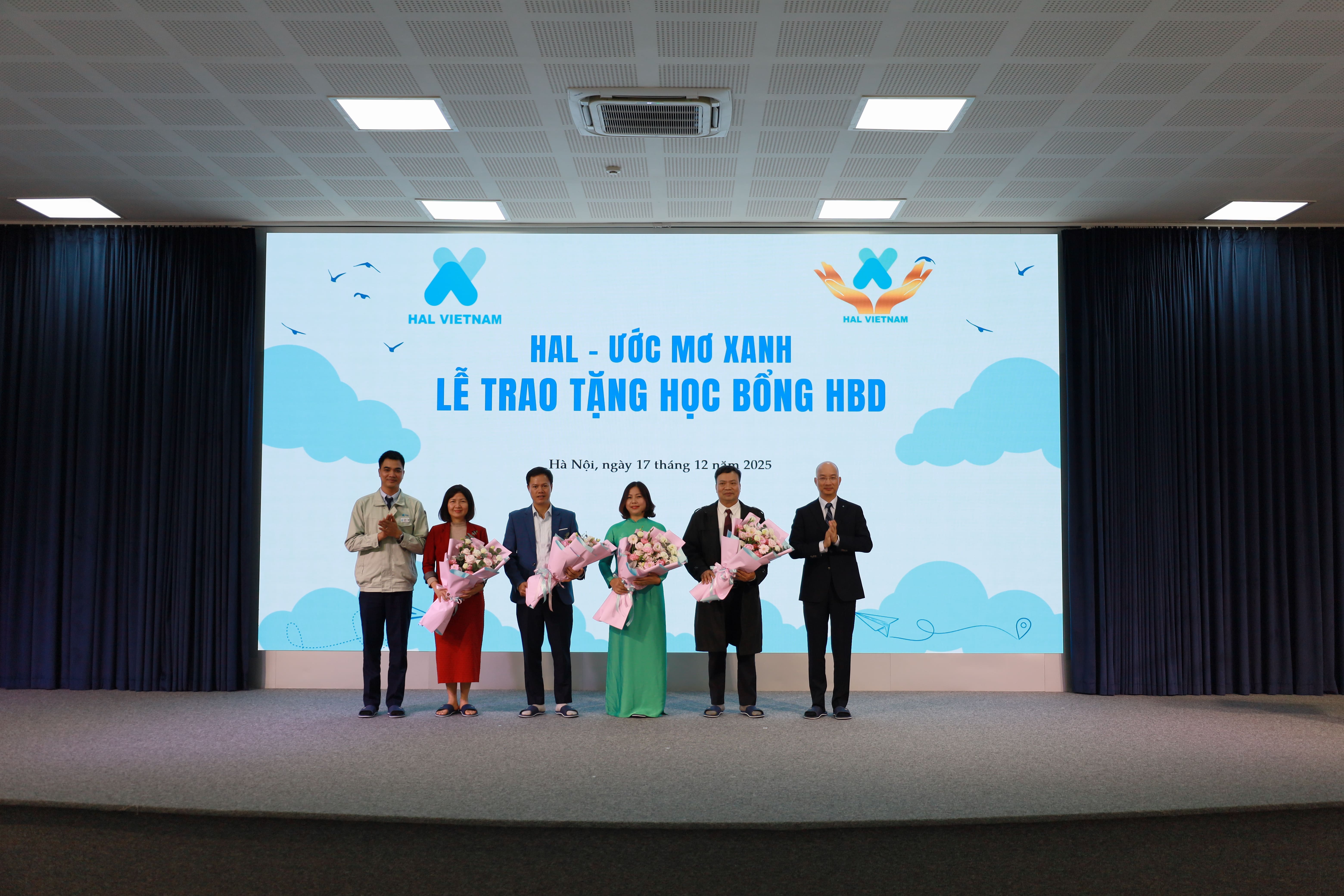 Đại diện Công ty và Quỹ HBD tặng hoa tri ân các Thầy Cô