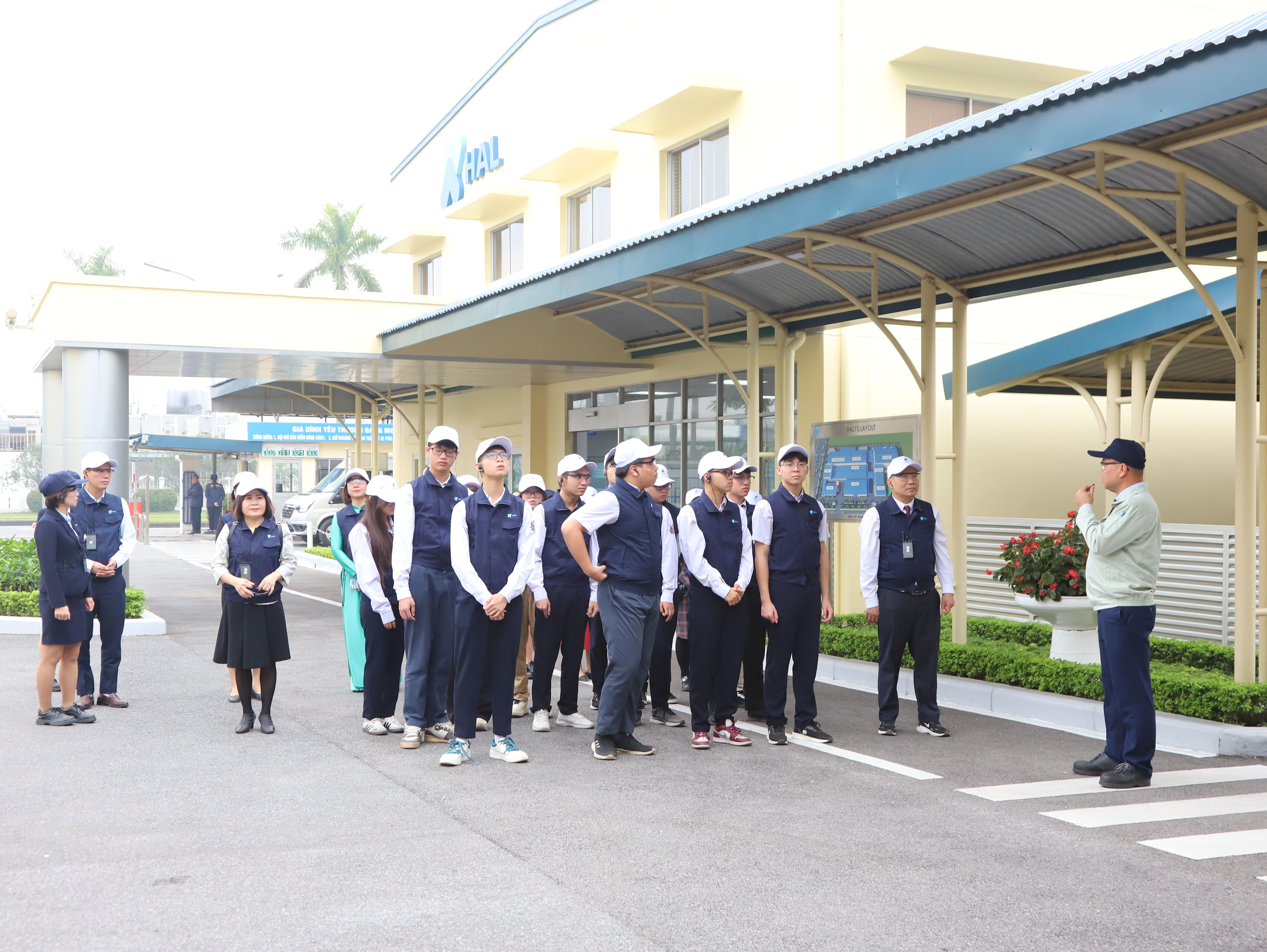 Thầy Cô và các Em học sinh tham quan Nhà máy