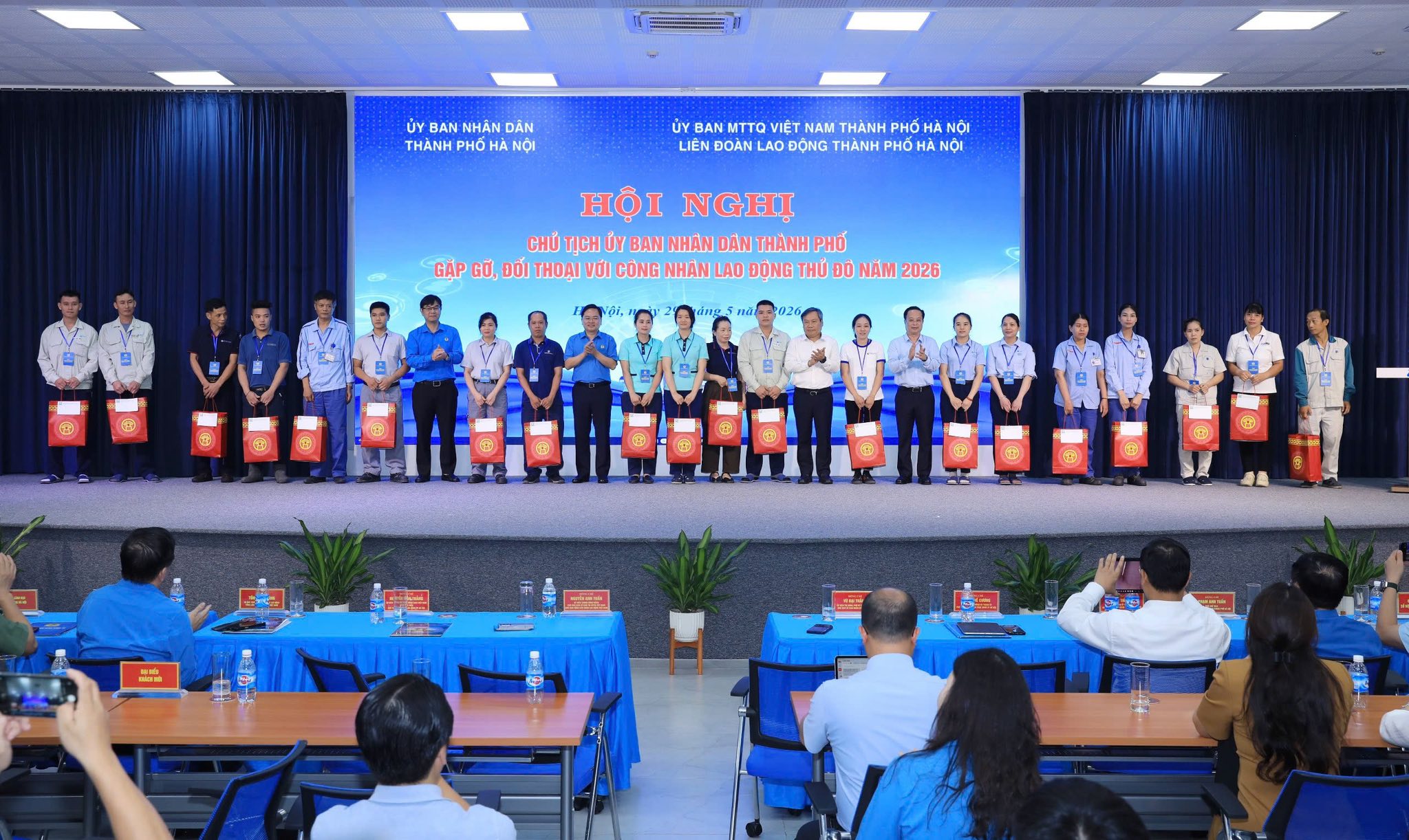 Tặng quà cho Người lao động có hoàn cảnh khó khăn