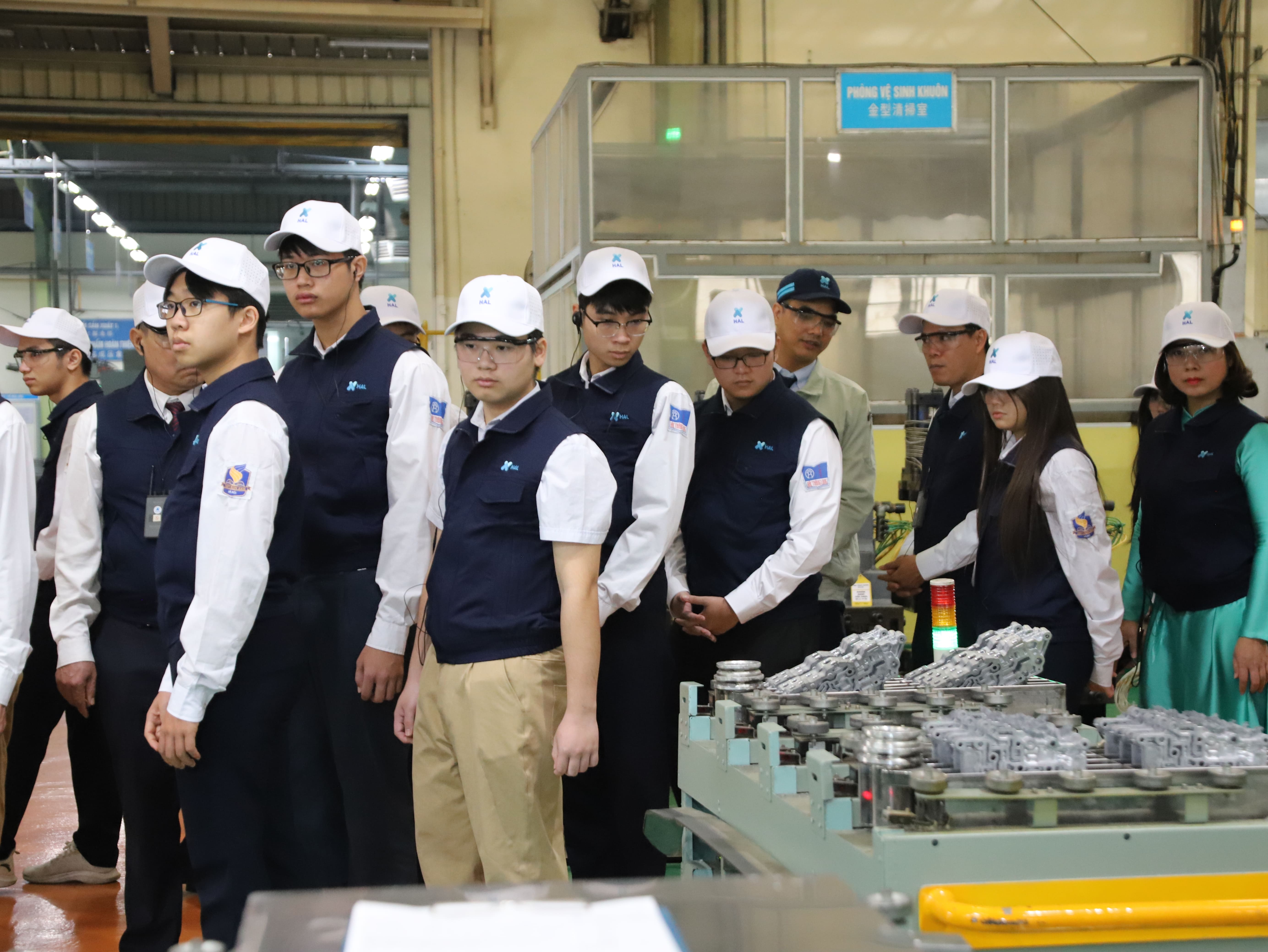 Thầy Cô và các Em học sinh tham quan Nhà máy