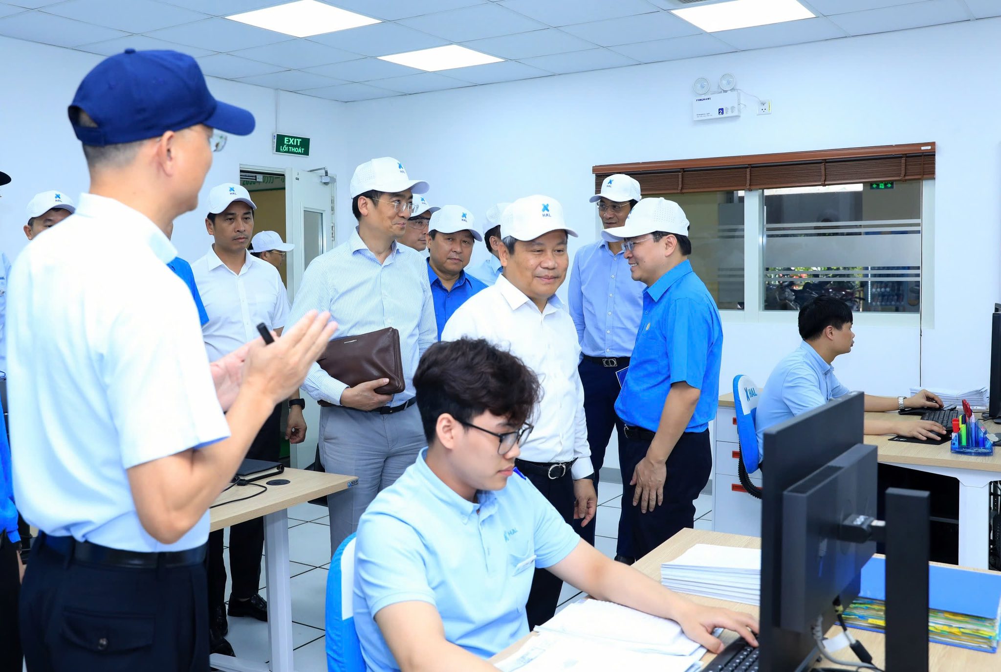 Khách thăm quan Nhà máy HAL Việt Nam