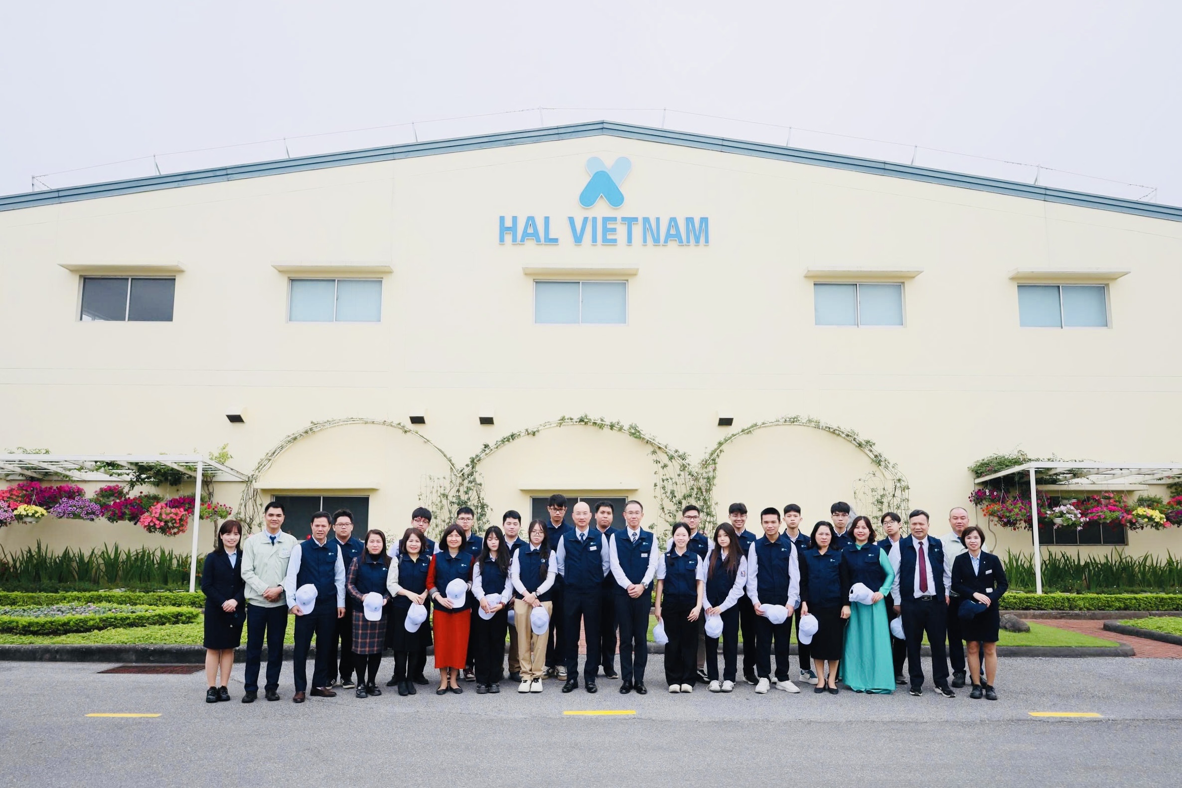 Thầy Cô và các Em học sinh chụp ảnh kỷ niệm cùng Ban Giám đốc và các Cấp Quản lý HAL Việt Nam