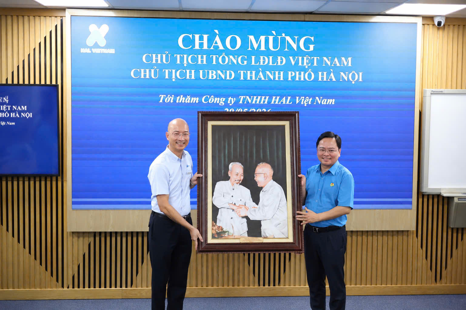 Chủ tịch Liên đoàn lao động Việt Nam - Ông Nguyễn Anh Tuấn tặng quà lưu niệm