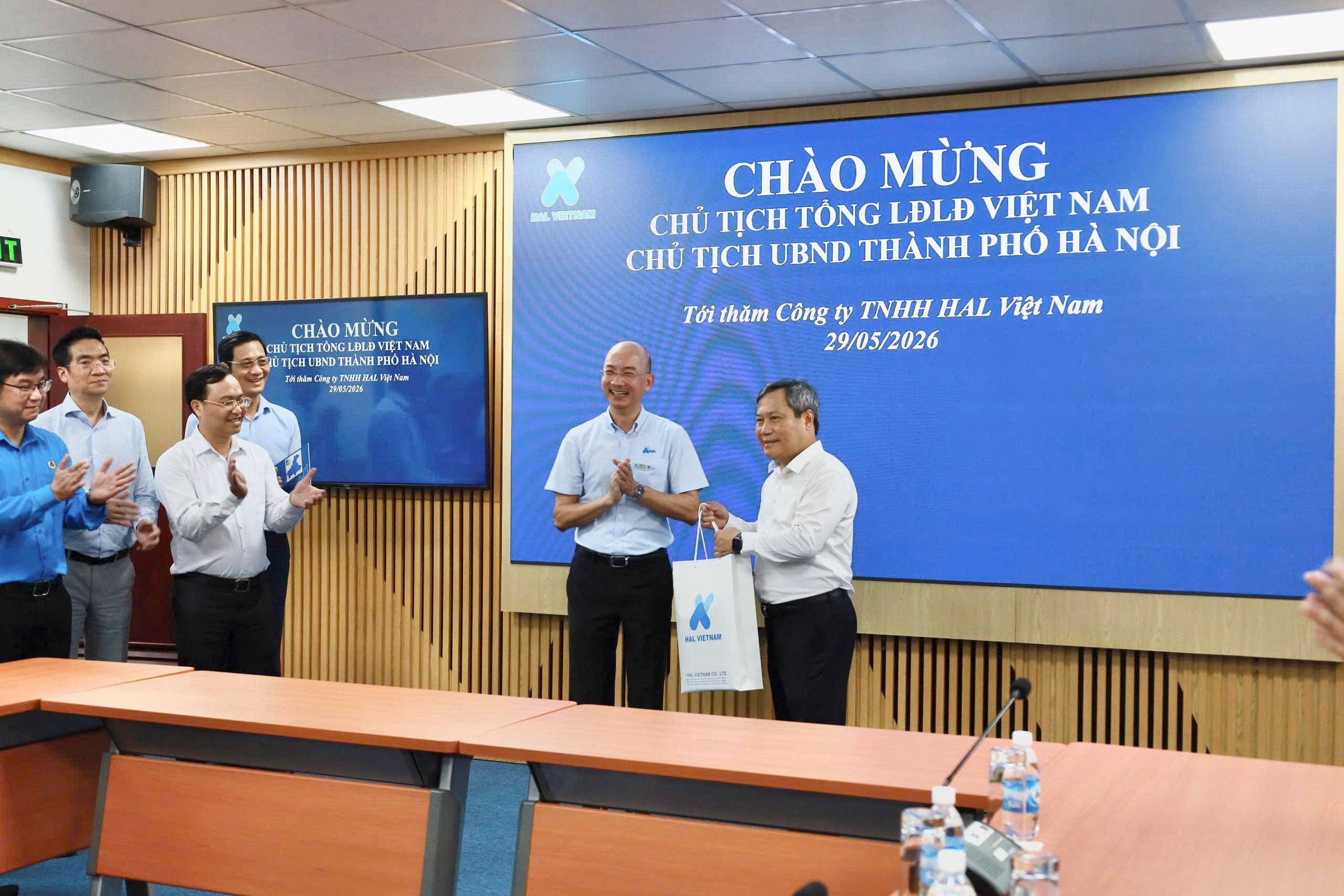 Tv.HĐQT - TGĐ HAL Việt Nam - Ông Nguyễn Hữu Bách tặng quà kỷ niệm