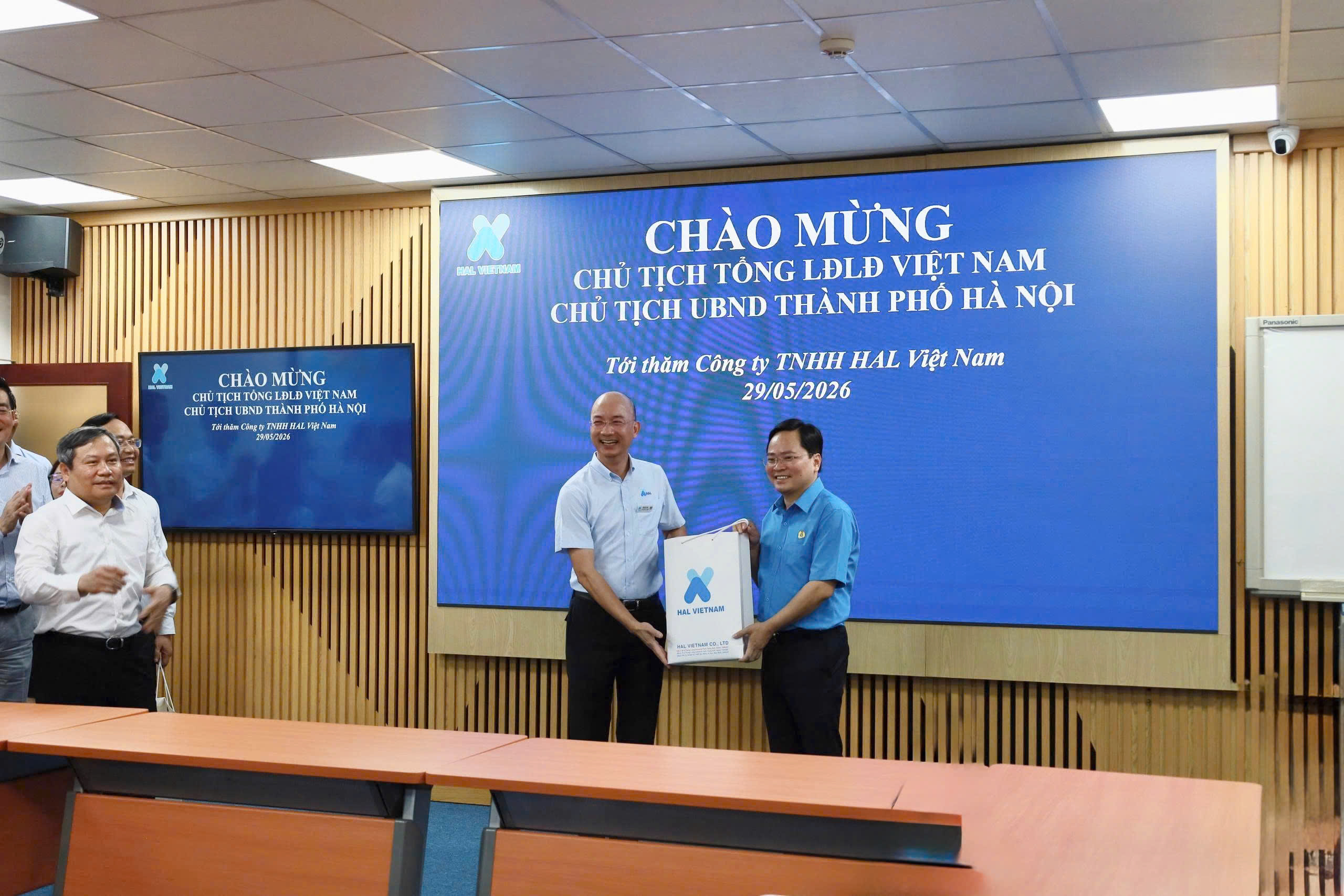 Tv.HĐQT - TGĐ HAL Việt Nam - Ông Nguyễn Hữu Bách tặng quà kỷ niệm