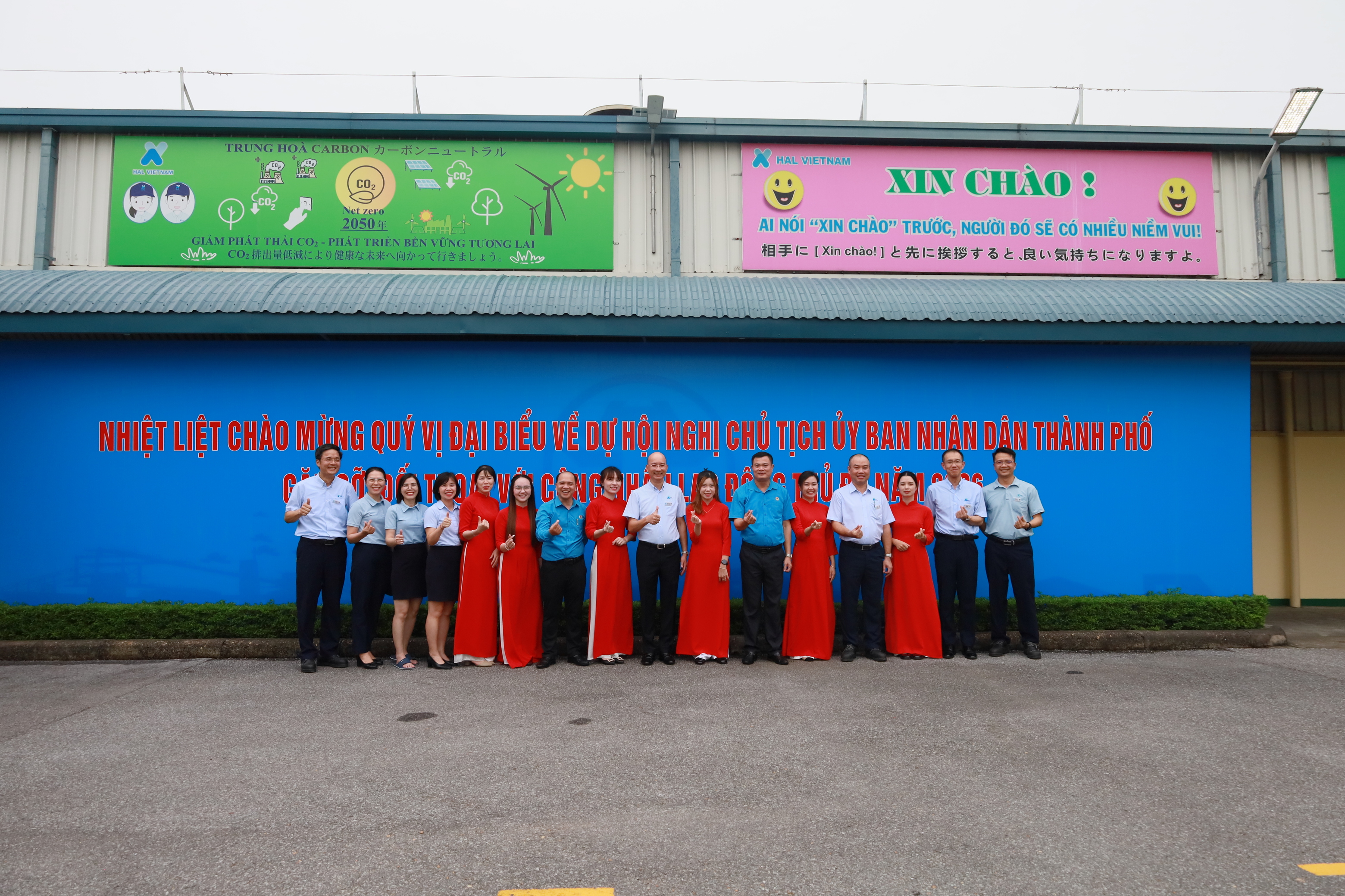 Công đoàn cấp trên cùng HAL Việt Nam chụp ảnh lưu niệm