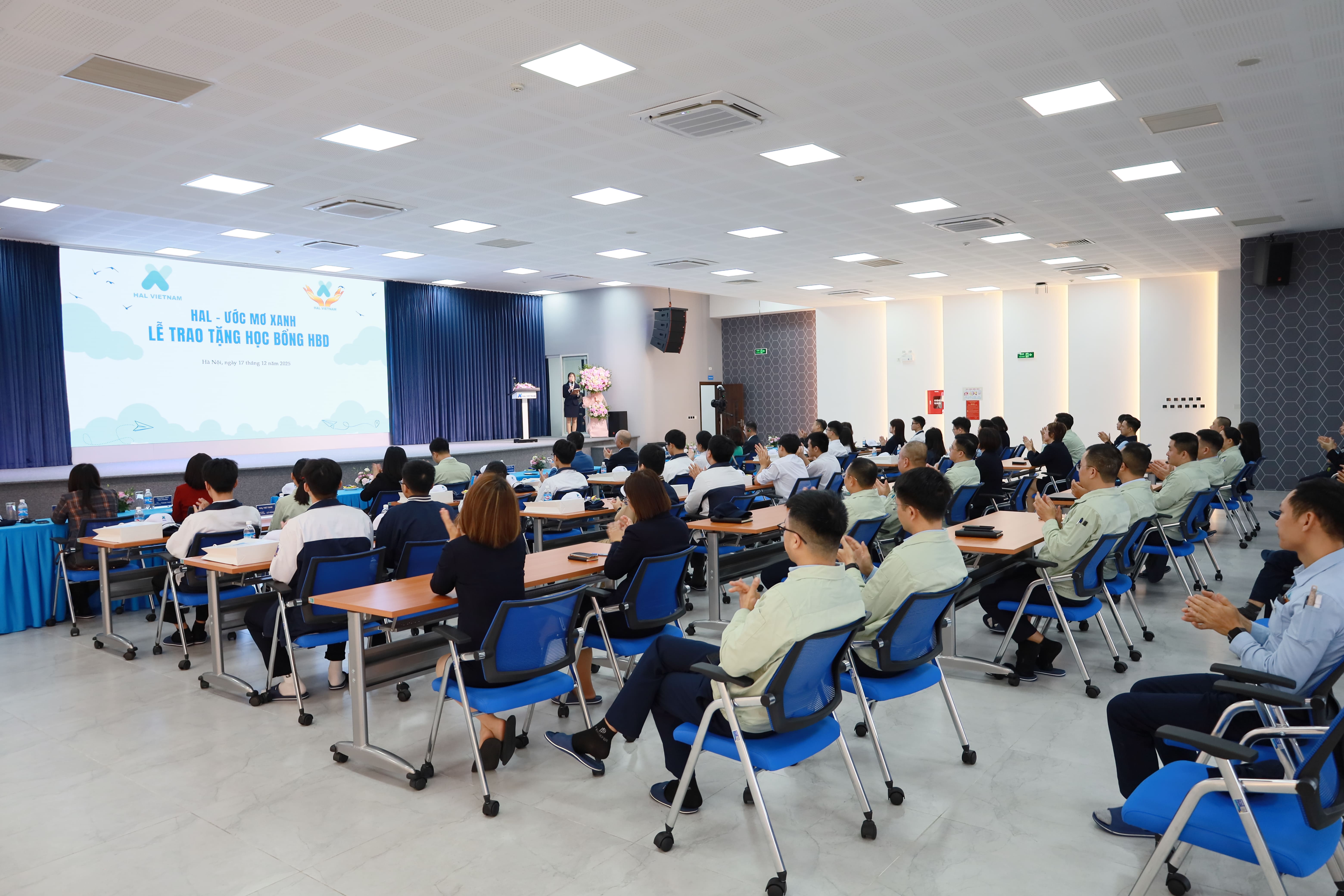 Đại diện các Trường và các Em học sinh tham gia sự kiện