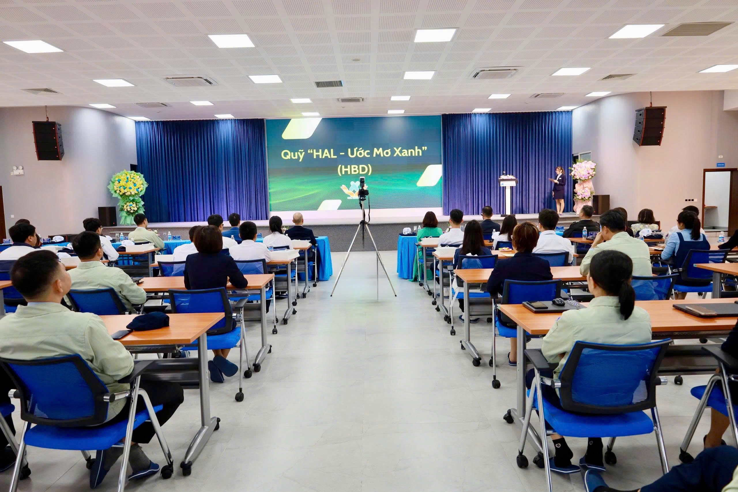 Đại diện các Trường và các Em học sinh tham gia sự kiện