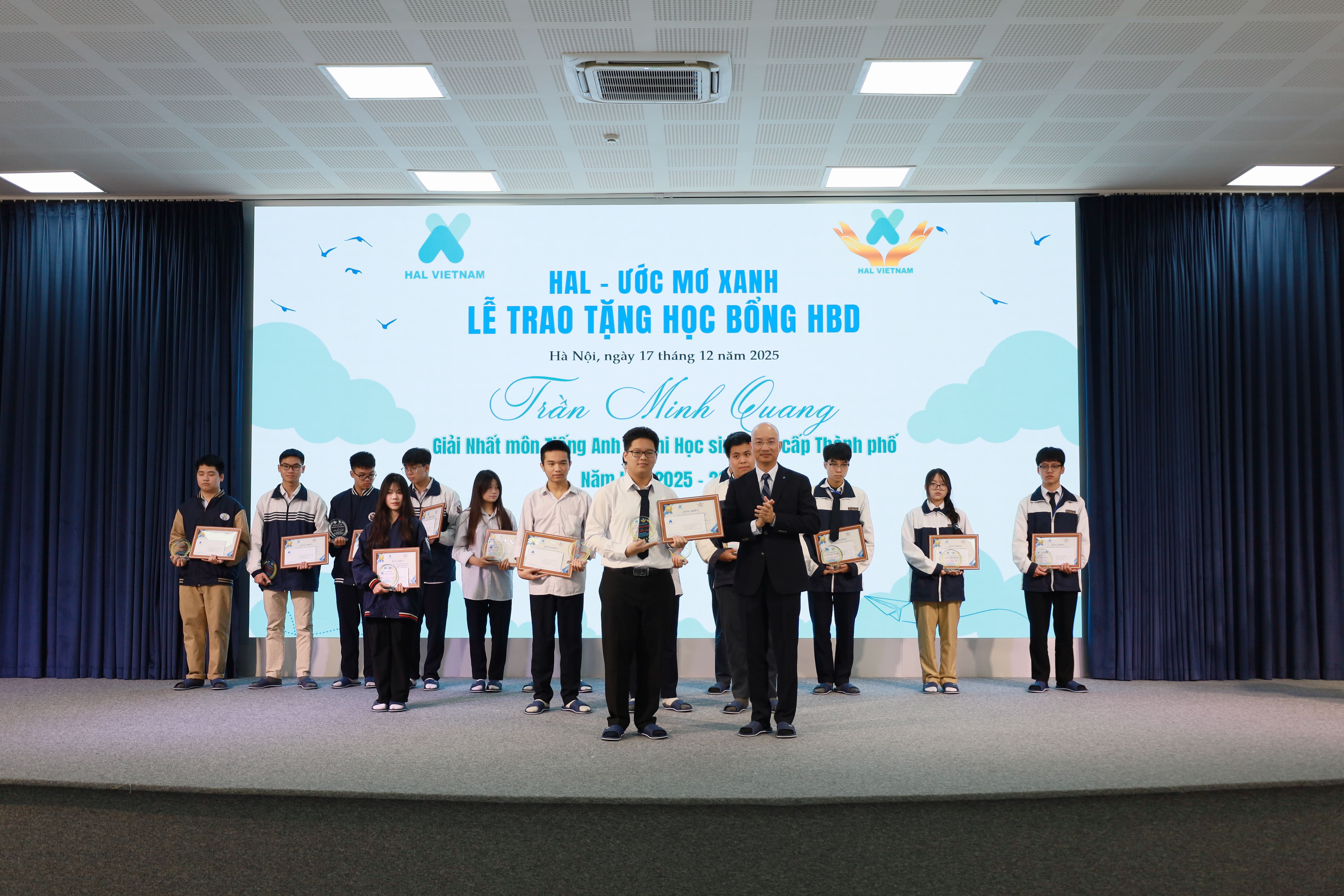 Các Em học sinh nhận Học bổng HBD