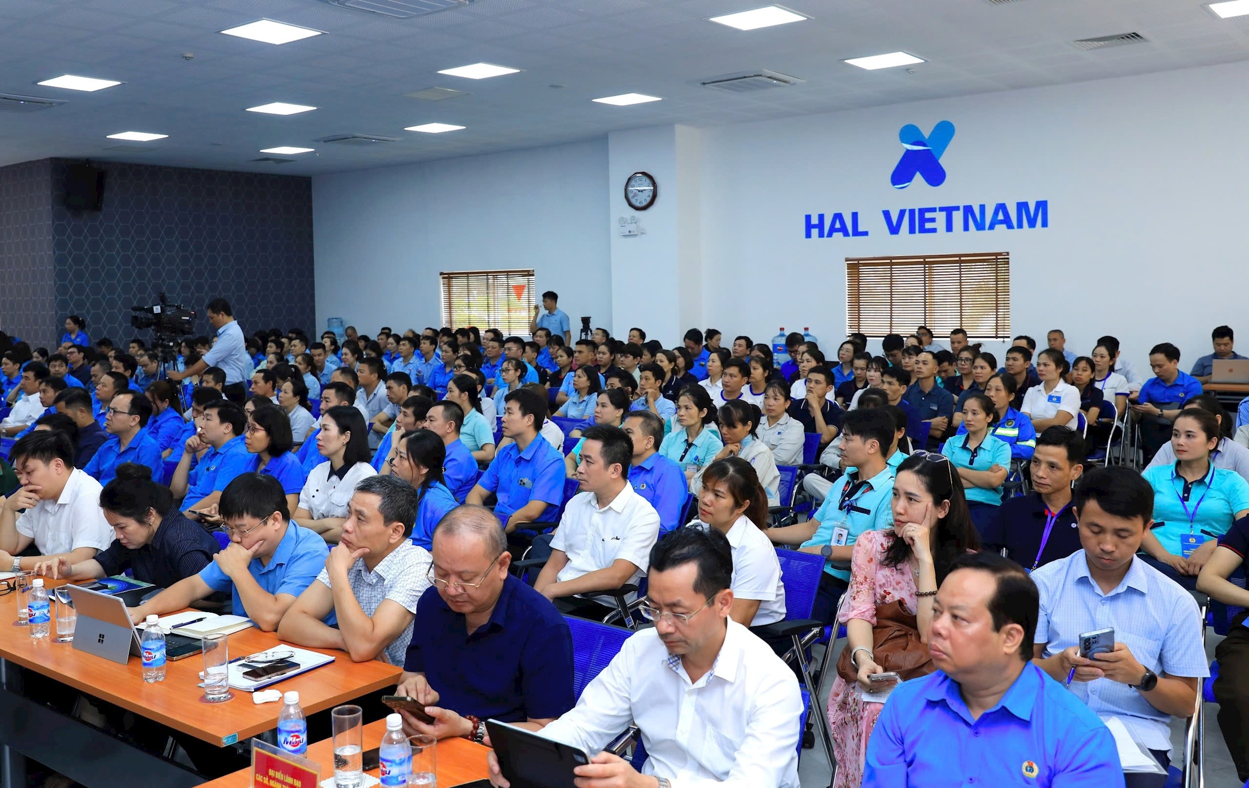 Người lao động nghe báo cáo