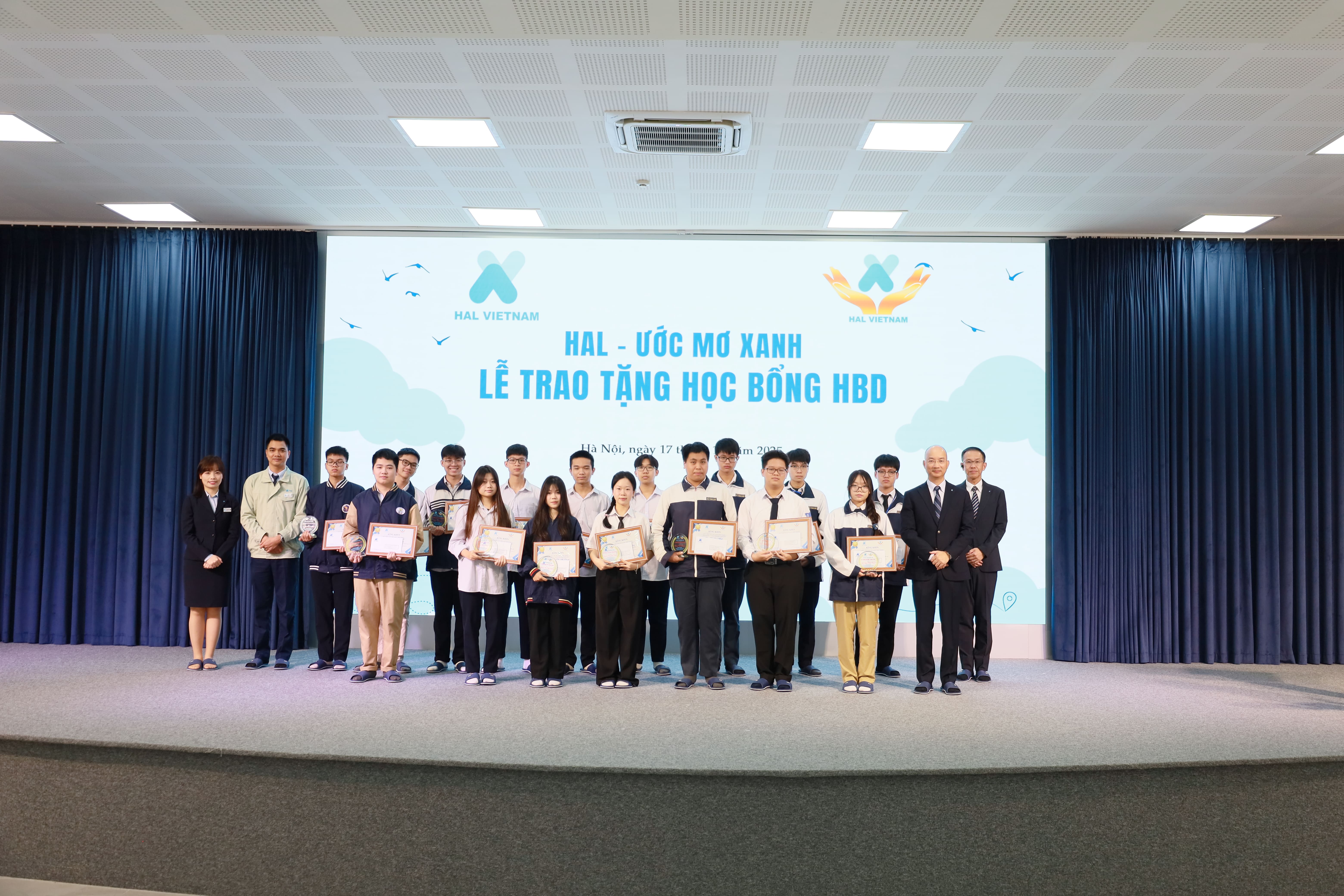 Các Em học sinh nhận Học bổng HBD