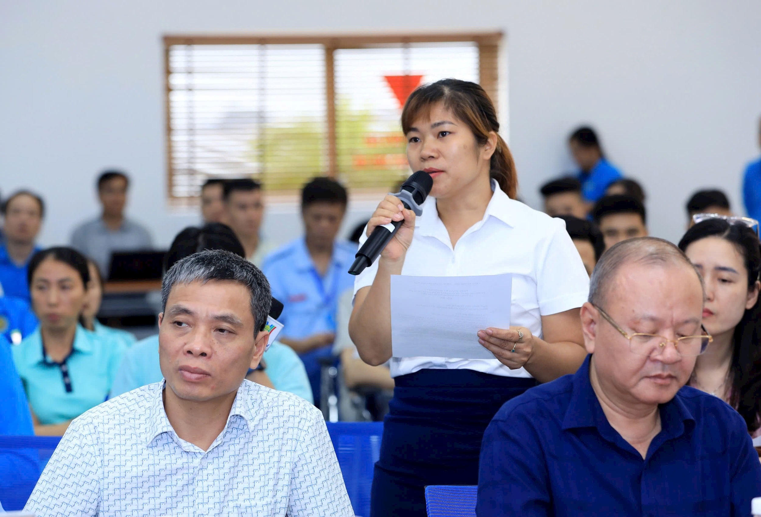 Người lao động đặt câu hỏi tại Hội nghị