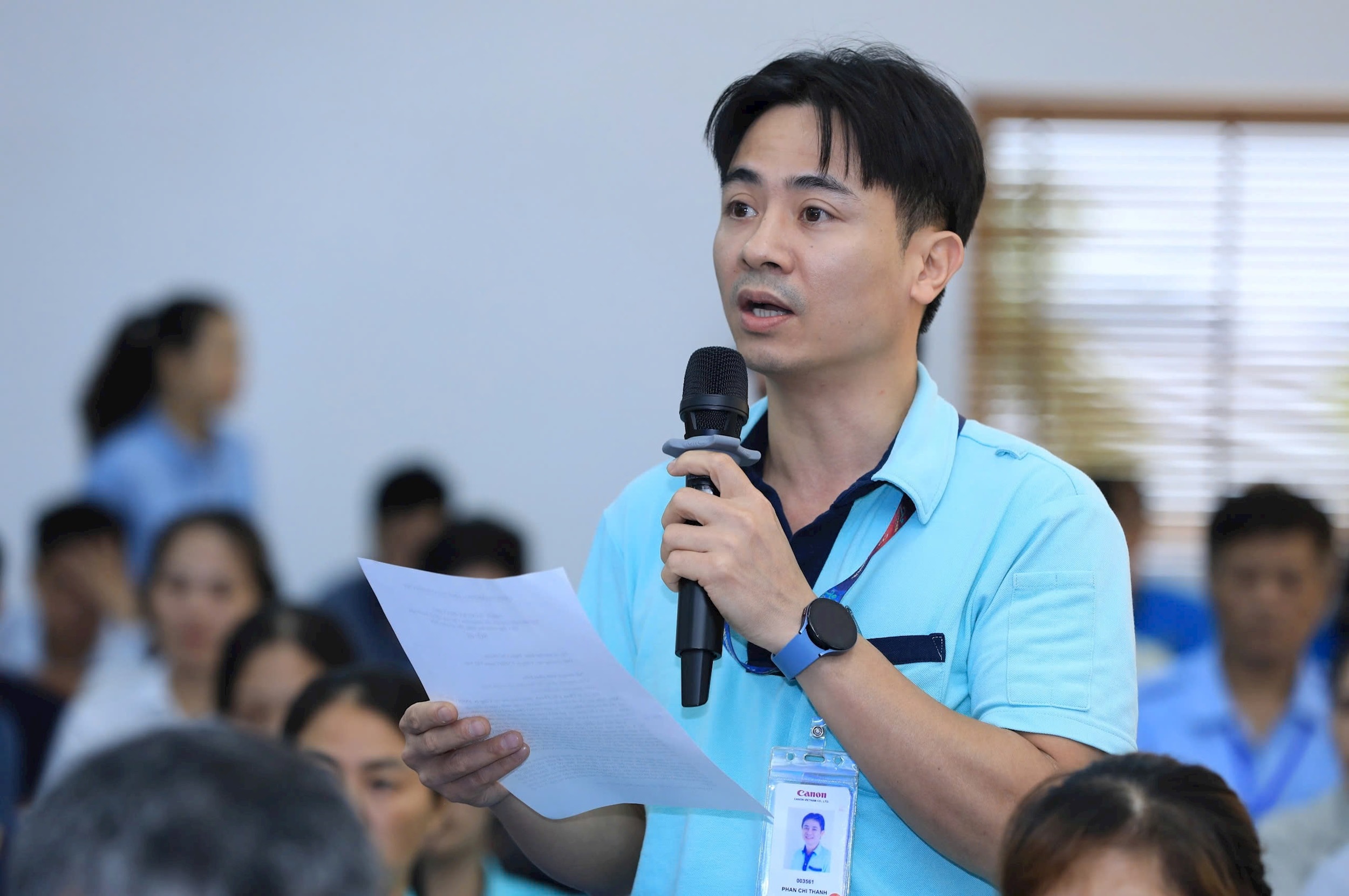 Người lao động đặt câu hỏi tại Hội nghị