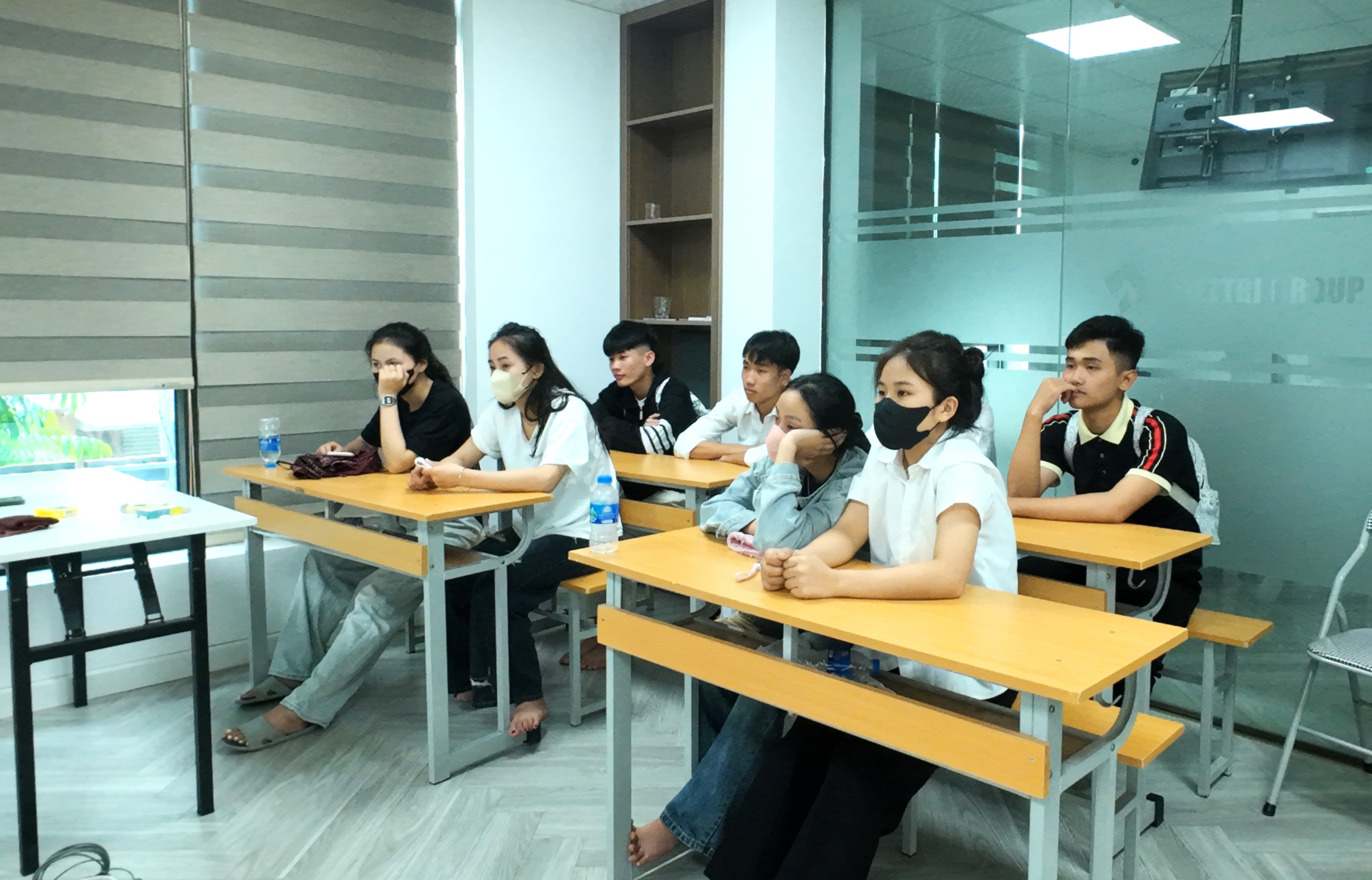 Học sinh lắng nghe chia sẻ 