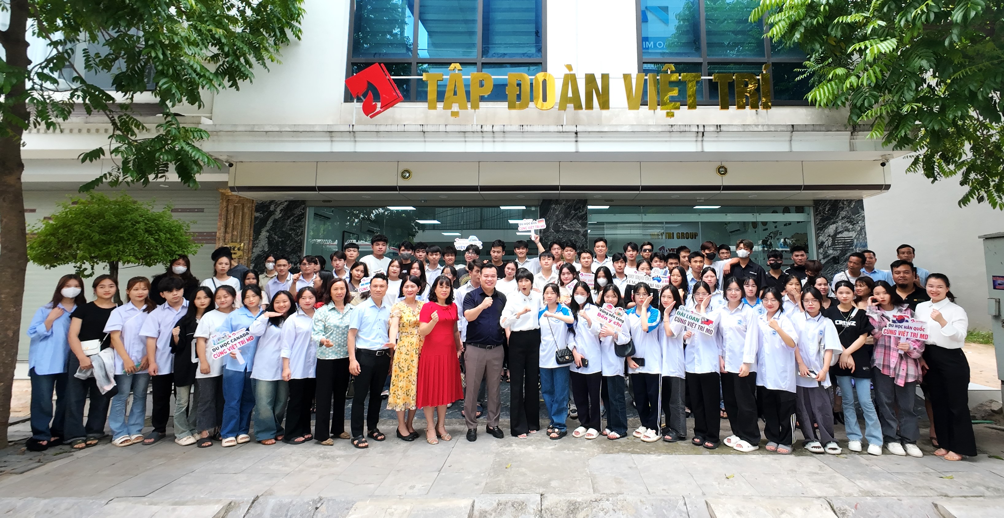 Đoàn chụp hình lưu niệm