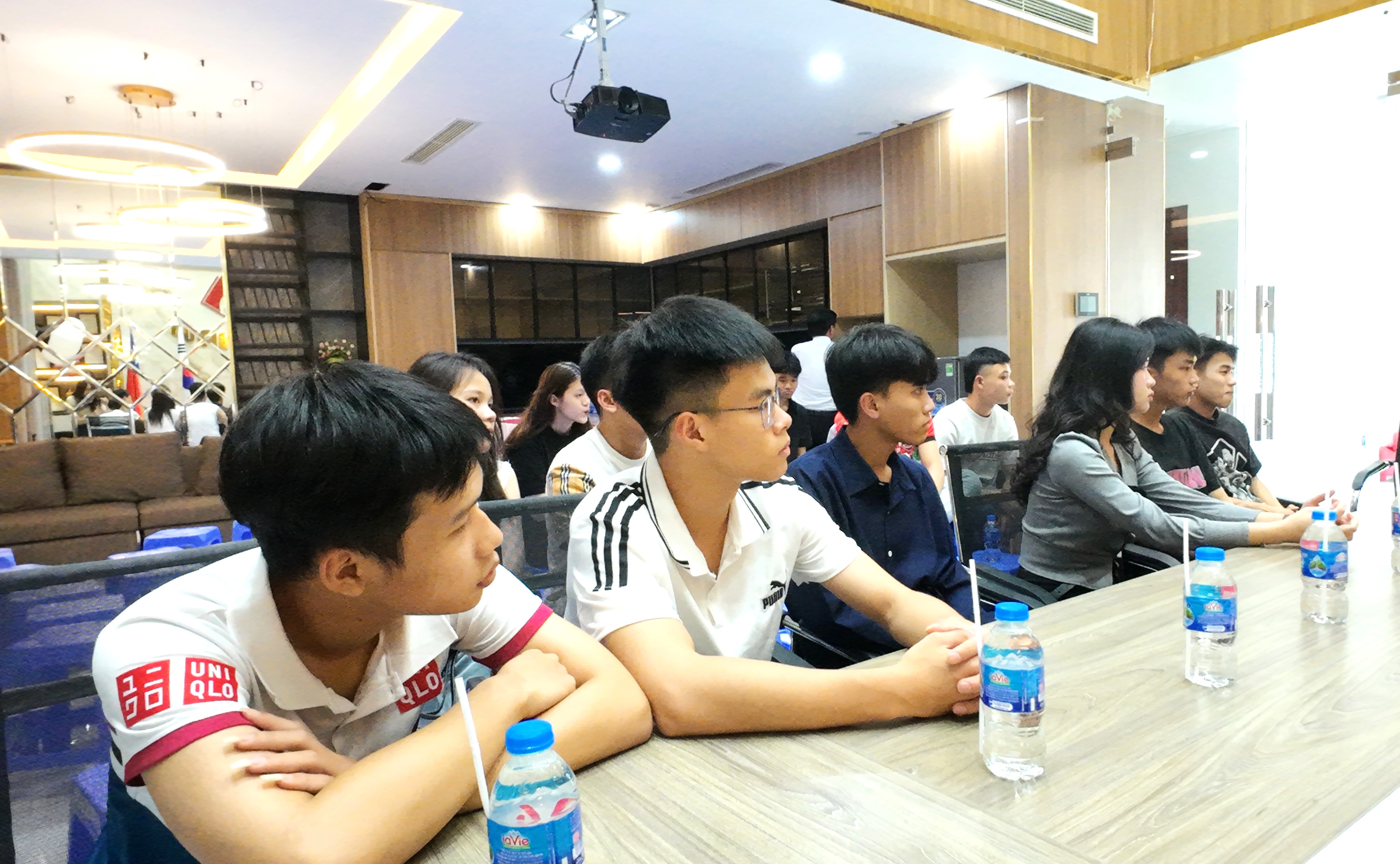 Học sinh lắng nghe chi sẻ