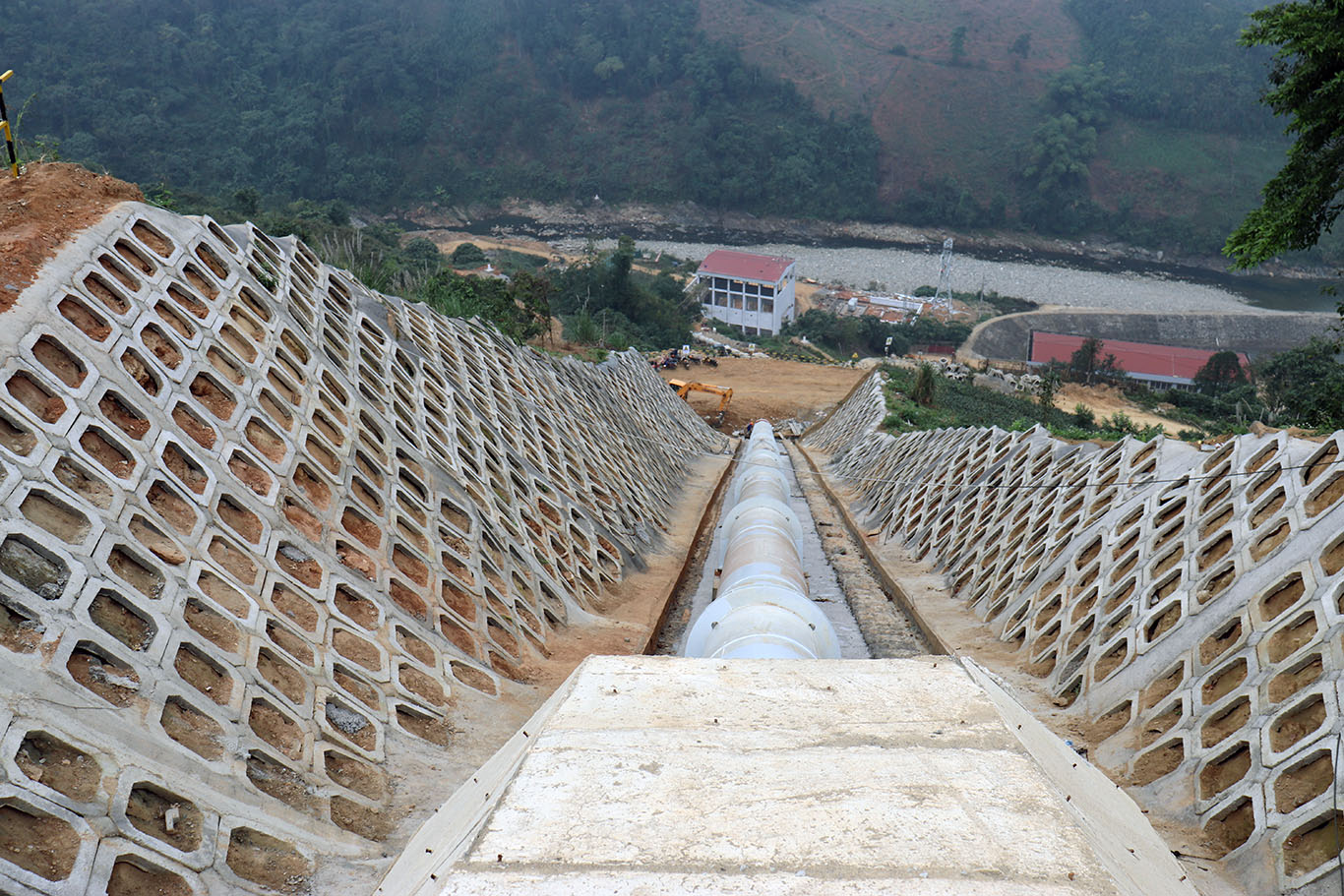 Lễ thông hầm và hoàn thành lắp đặt tuyến ống áp lực giai đoạn 1 công trình thuỷ điện ngòi phát 9