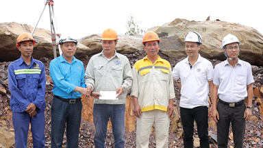 Thăm hỏi, động viên tặng quà nhân dịp Tháng Công nhân tại Dự án Cao tốc Vũng Áng - Bùng ( nằm trong Dự án mở rộng Cao tốc Bắc - Nam).