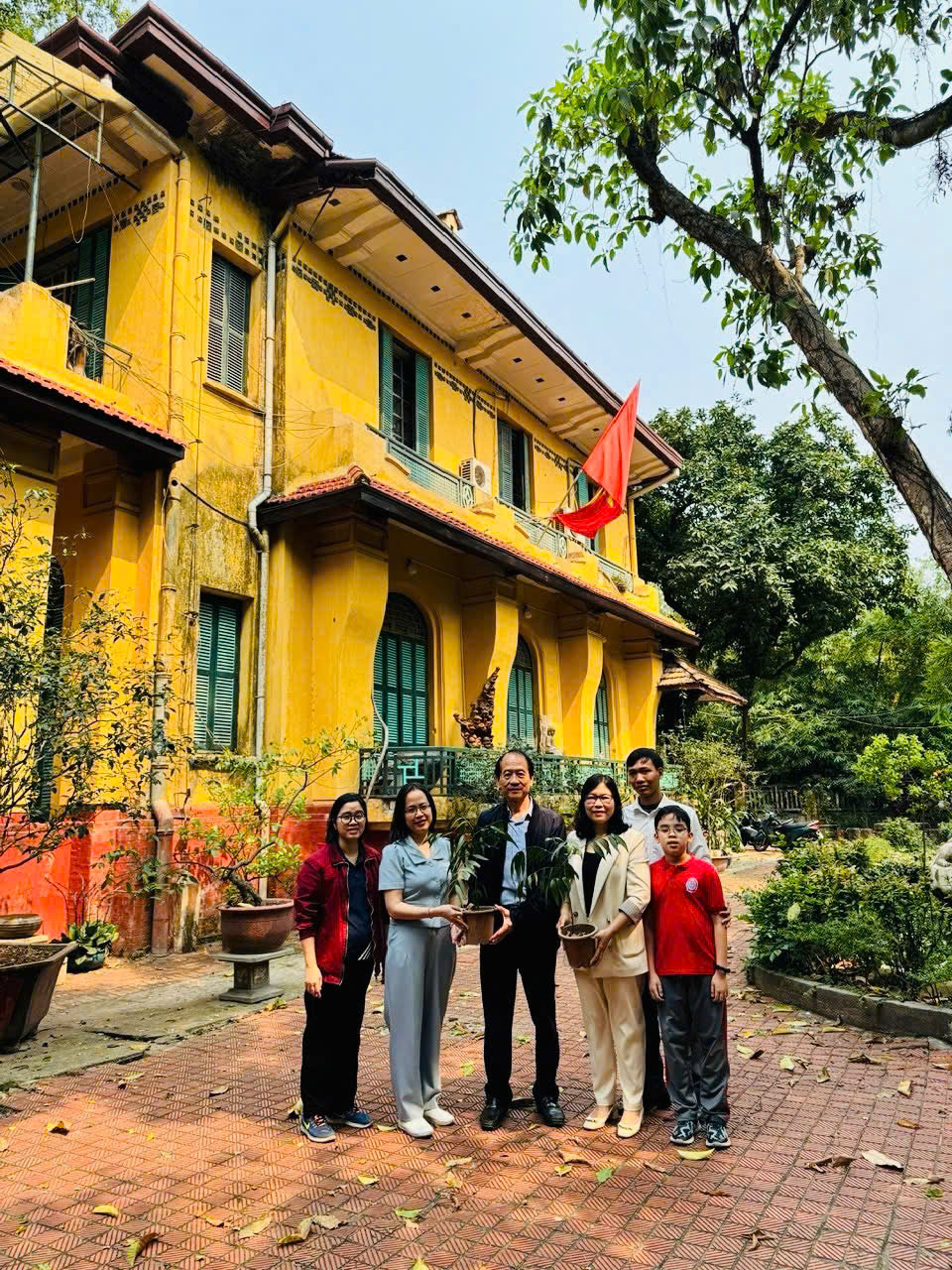 THE TRADE UNION OF THE FACULTY OF AGRICULTURAL TECHNOLOGY VISITS GENERAL VÕ NGUYÊN GIÁP’S RESIDENCE