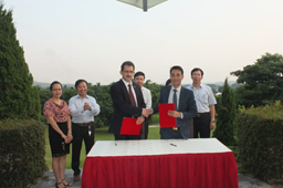 The signing ceremony of a cooperation agreement in the relationship between FAT and Belarusian State University on applied technology in agriculture.