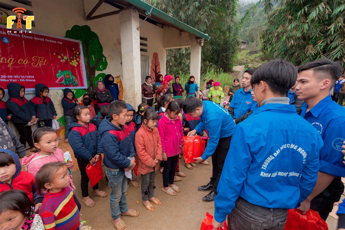HÀNH TRÌNH MANG TẾT ẤM ĐẾN VỚI ĐỒNG BÀO VÙNG CAO HÀ GIANG 2