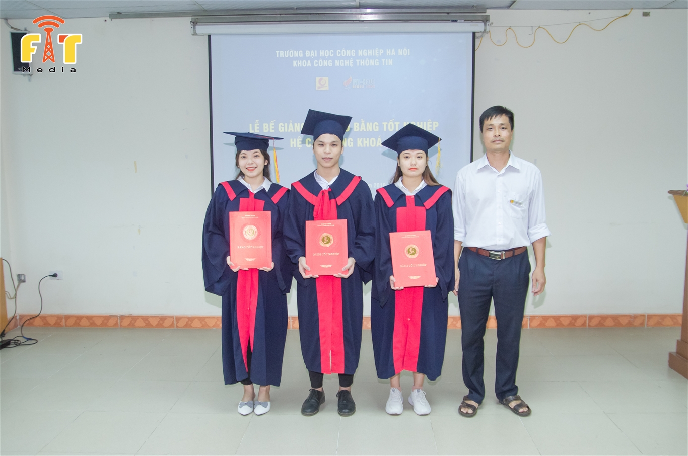 LỄ BẾ GIẢNG VÀ TRAO BẰNG TỐT NGHIỆP CHO SINH VIÊN HỆ CAO ĐẲNG CHÍNH QUY KHÓA 18