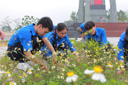 THANH NIÊN TÌNH NGUYỆN KHOA CNTT TÌNH NGUYỆN VÌ CỘNG ĐỒNG TẠI PHƯỜNG LAM HẠ