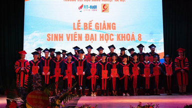 Lễ trao bằng tốt nghiệp cho sinh viên hệ đại học chính quy khóa 8